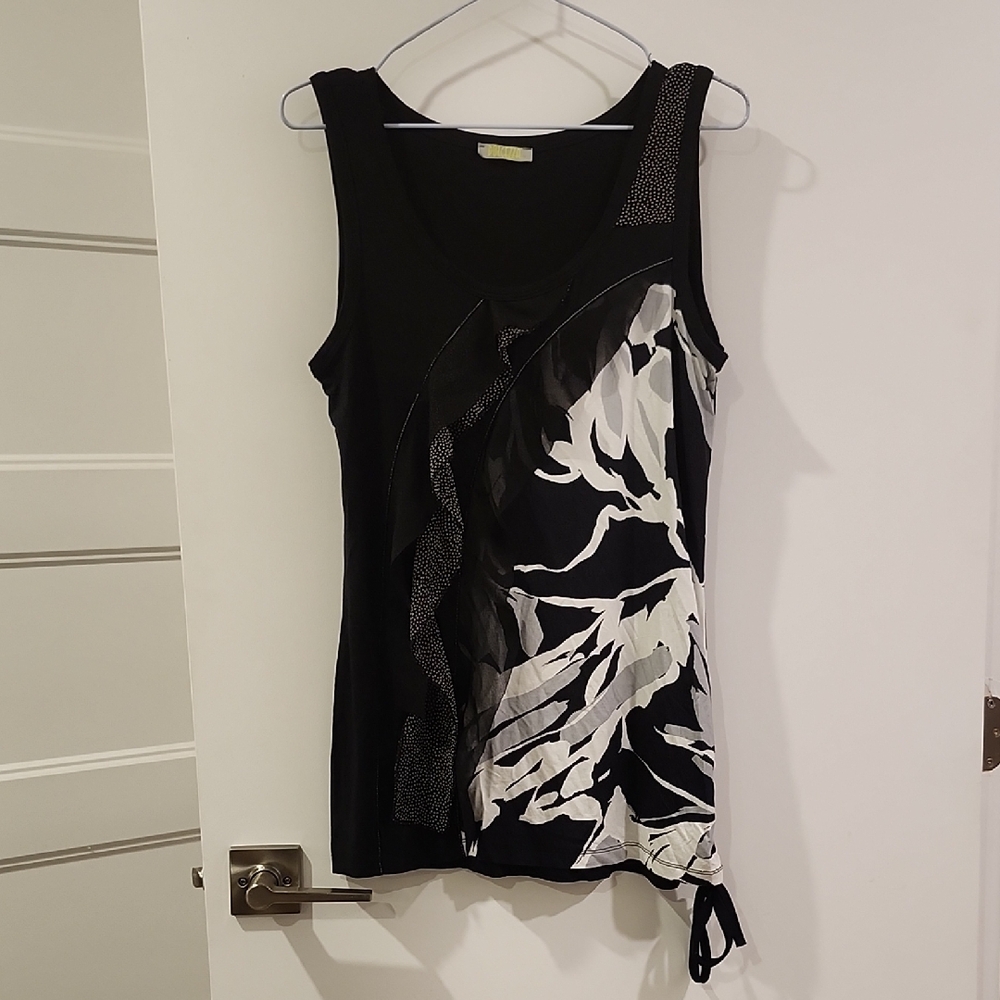 🔥 3/$25 🔥P2P 18" Dolcezza Black and White Sleeveless Top